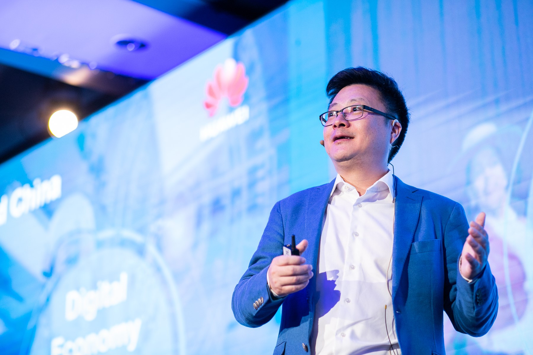 华为云全球市场总裁邓涛发表演讲